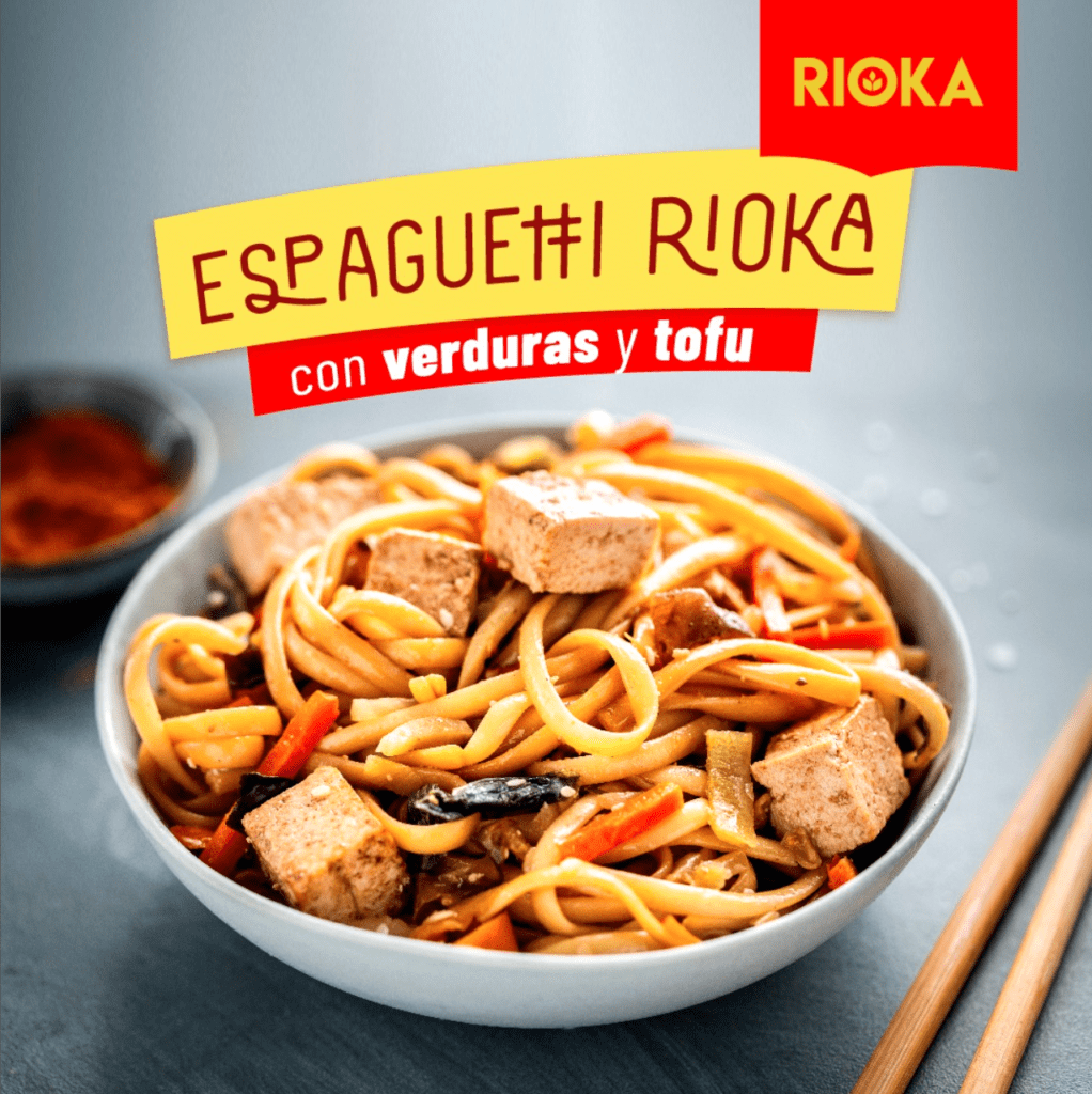 Espagueti de pasta Rioka con verduras y tofu