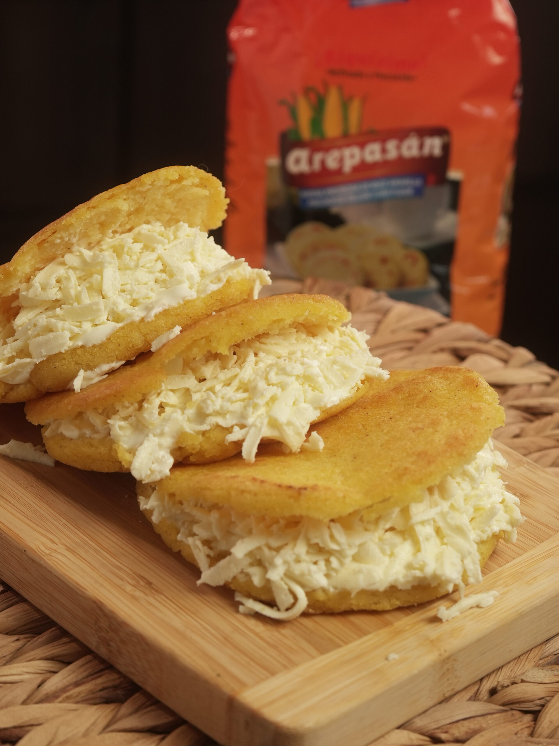 arepa rellena de queso y suero