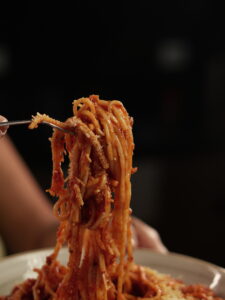 Espaguetis Rioka con atún en salsa napolitana
